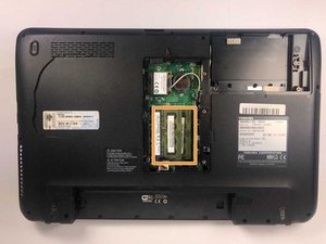 Langkah 2 — Membuka Panel Tengah untuk Akses RAM