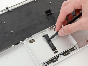 Langkah 3 — Mengeluarkan Kabel Trackpad dari Slot Casing