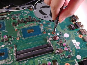 Langkah 6 — Melepas Motherboard