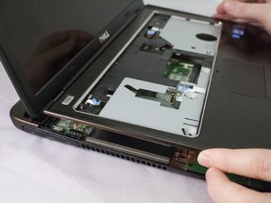 Langkah 7 — Membuka Casing Laptop