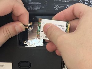 Langkah 8 — Lepaskan Kabel Chip Wi-Fi