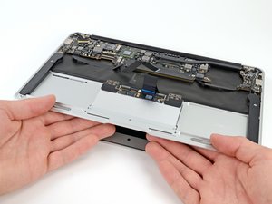 Langkah 4 — Lepaskan Trackpad dari Casing