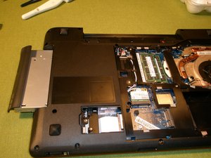 Langkah 4 — Mengeluarkan Optical Drive