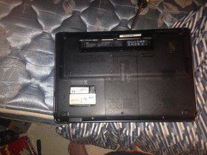 Langkah 2 — Buka Tutup Hard Drive