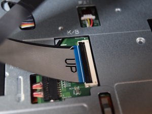 Langkah 9 — Lepaskan Kabel Ribbon Keyboard
