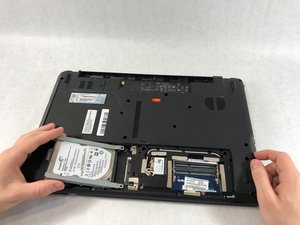 Langkah 3 — Melepas Hard Drive