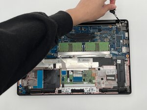 Langkah 4 — Lepaskan Konektor Display