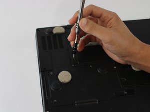 Langkah 1 — Membuka Tutup Bagian Bawah Laptop