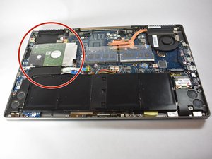 Langkah 4 — Lepaskan Skru Penahan Hard Drive