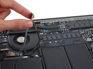 Langkah 4 — Melepaskan Kabel Speaker Kanan