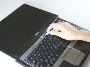 Langkah 2 — Lokasi dan Lepas Penutup Keyboard