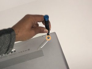 Langkah 1 — Mengambil Screws di Bagian Bawah Laptop