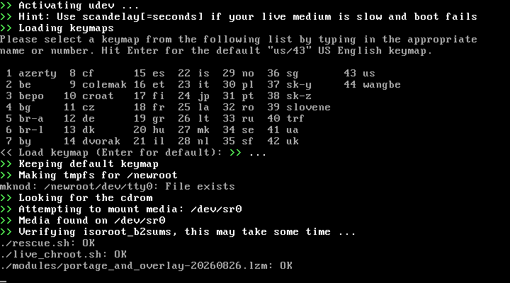 Layar boot Pentoo memverifikasi checksum isoroot_b2sums setelah mendeteksi dan mount media DVD di /dev/sr0, mengecek rescue.sh, live_chroot.sh, dan modul portage_and_overlay-20260826.lzm