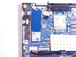 Langkah 2 — Lepaskan sekrup dan angkat SSD