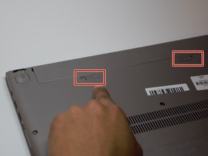 Langkah 1 — Membuka Tutup Belakang Laptop