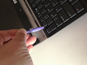 Langkah 2 — Lepaskan Kabel Koneksi Keyboard