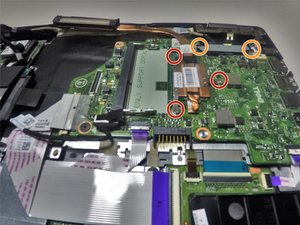 Langkah 4 — Lepaskan Penjepit dan Sekrup pada Heat Sink