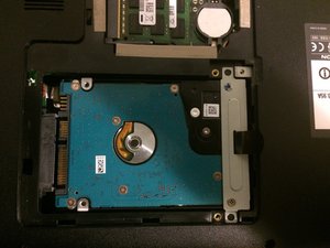 Langkah 6 — Hubungkan Hard Drive