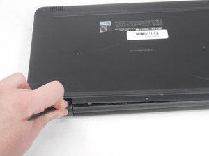 Langkah 2 — Lepaskan Bagian Bawah Laptop dengan Spudger