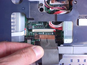 Langkah 4 — Menghubungkan dan Melepas Kabel Ribbon