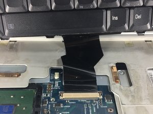 Langkah 4 — Lepaskan Kabel Keyboard