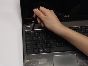Langkah 6 — Angkat dan Balik Keyboard