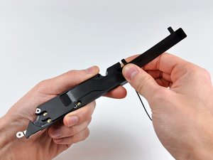 Langkah 7 — Lepaskan Kabel AirPort/Bluetooth