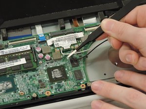 Langkah 3 — Lepaskan kabel koneksi ke adapter jaringan