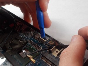 Langkah 11 — Lepaskan Kabel Tombol Daya