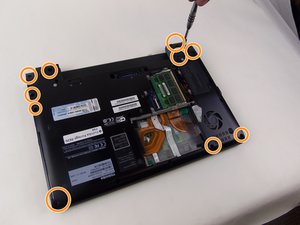 Langkah 2 — Membuka Tutup Belakang Laptop