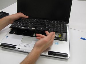 Langkah 4 — Lepaskan Keyboard dari Casing