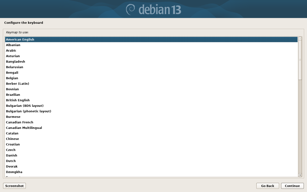 Layar Configure the keyboard Debian dengan American English tersorot