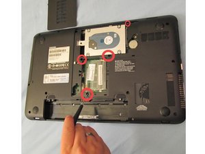 Langkah 5 — Mengeluarkan Hard Drive