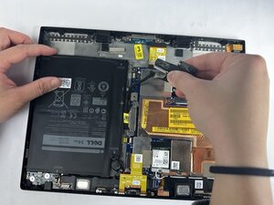 Langkah 5 — Lepaskan Kabel Display