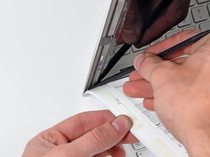 Langkah 3 — Lepaskan Bezel Layar dari Sisi Kiri