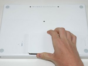 Langkah 2 — Mengangkat Baterai dari Laptop