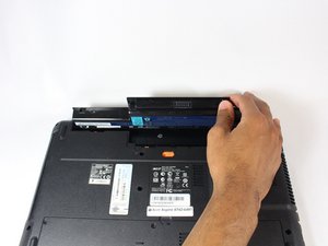 Langkah 3 — Lepaskan Sekrup dan Bracket DVD Drive