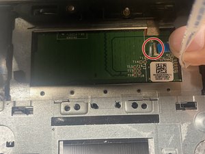 Langkah 3 — Lepaskan Keyboard untuk Akses Touchpad