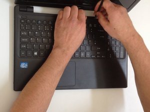 Langkah 2 — Lepaskan Sekrup Keyboard dan Angkat Keyboard