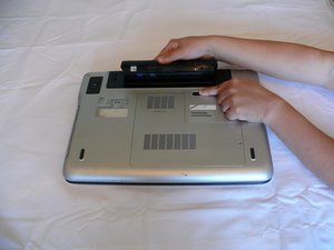 Langkah 3 — Lepaskan Hard Drive