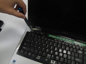 Langkah 3 — Lepaskan Sekrup di Bagian Atas Keyboard