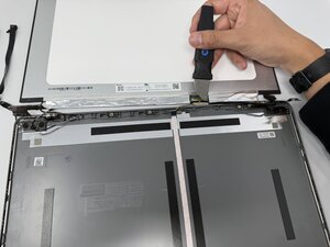 Langkah 6 — Melepas Konektor Lain ke Motherboard