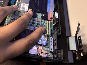 Langkah 5 — Mengangkat Layar dari Tubuh Laptop