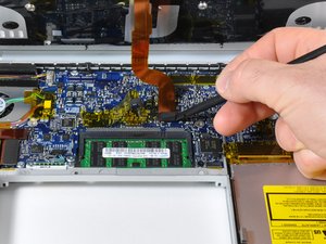 Langkah 7 — Menghubungkan Kabel Keyboard dan Trackpad