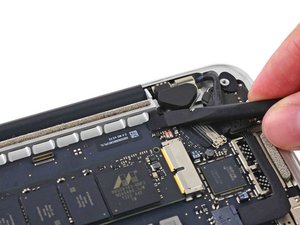 Langkah 6 — Mengangkat Kabel Backlight Keyboard