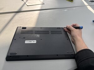 Langkah 1 — Matikan Laptop dan Buka Tutup Bawah