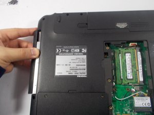 Langkah 4 — Mengakses Keyboard dan Mengambil Screws