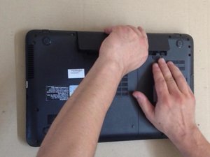 Langkah 1 — Matikan Laptop dan Buka Tutup Baterai