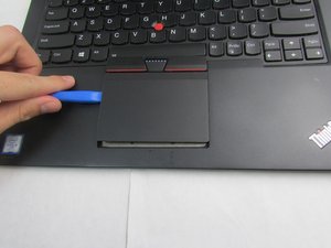 Langkah 8 — Angkat Touchpad Lama dan Pasang yang Baru