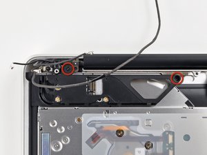 Langkah 4 — Mengangkat Casing Board AirPort/Bluetooth